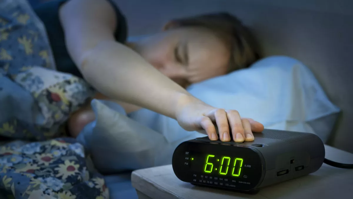 Femme qui snooze son réveil à 6h du matin sans se réveiller